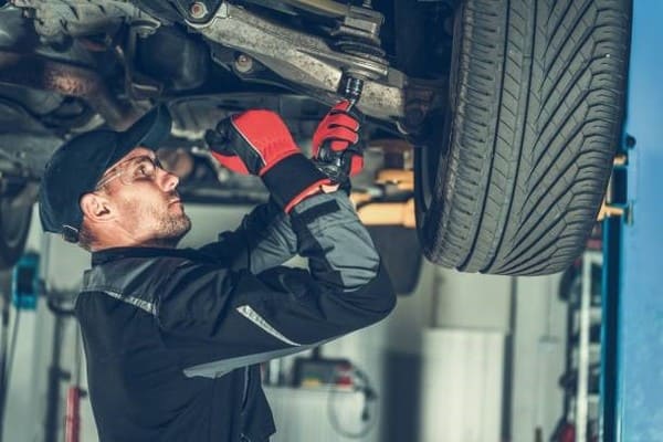 hombre reparando técnico en amortiguador Bogotá 